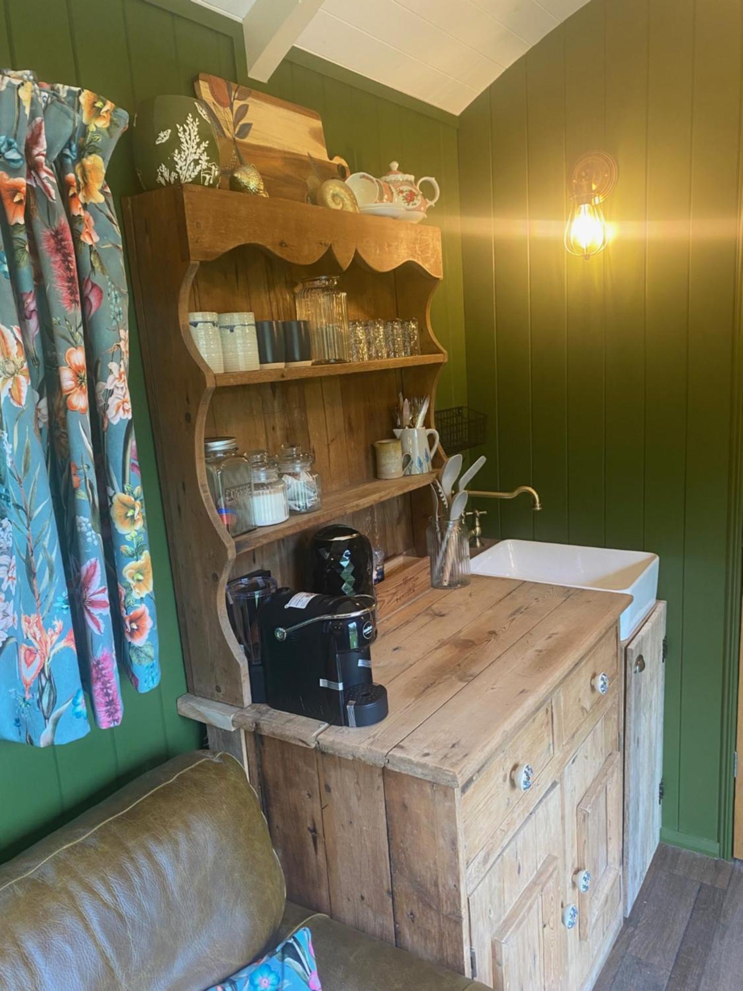 The Goose Nest Luxury Lakeside Shepherd Hut In Cardinham Woods, Cornwall Exterior foto